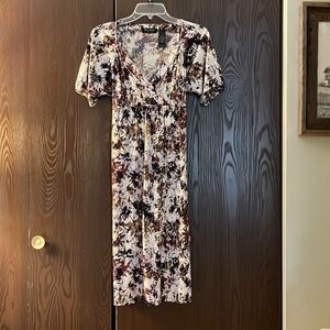 Access short sleeved brown, cream, black patterned dress. Size Medium.